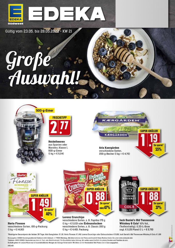 Auf einem Flyer eines deutschen EDEKA-Supermarkts werden verschiedene Lebensmittel zum Verkauf angeboten, darunter Blaubeeren, Butter, Chips, Wurst, Getränke und eine Schüssel Joghurt mit Müsli und Blaubeeren.