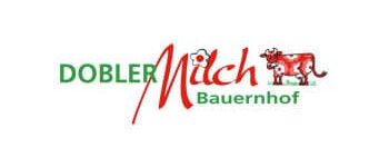 Dobler-Milch Logo für den DOBLER Milch Bauernhof mit stilisiertem Text mit einer roten Kuh und einem kleinen Kalb, beide mit Blumen geschmückt.